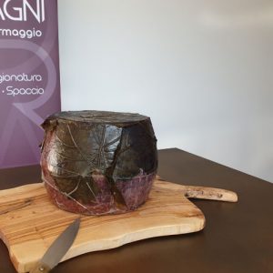 Formaggio sardo a latte di pecora Pecorino al Cannonau